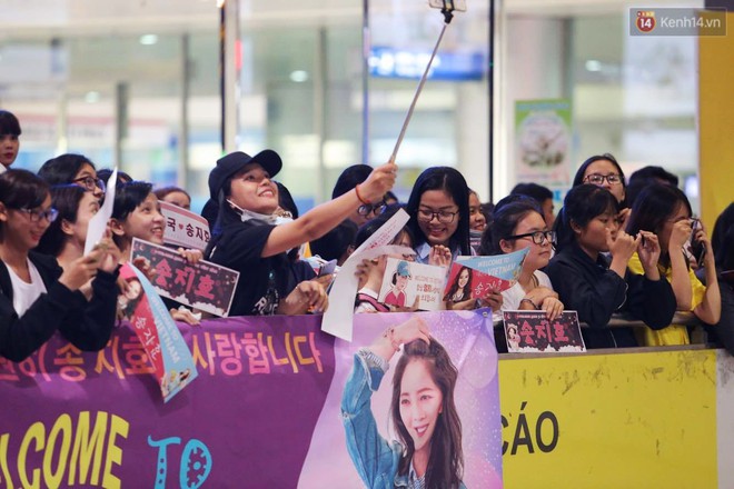 Fan Việt tập trung đông với băng rôn, chờ mợ ngố Song Ji Hyo xuất hiện tại sân bay Tân Sơn Nhất - Ảnh 1.