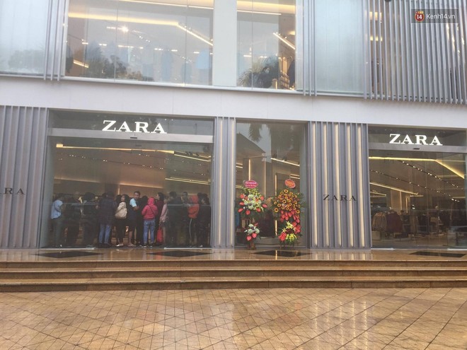 Zara Hà Nội khai trương: Tới trưa khách đông nghịt, ai cũng nô nức mua sắm như đi trẩy hội - Ảnh 12.