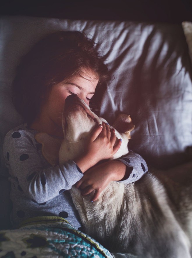 Nhũn tim trước h&igrave;nh ảnh thắm thiết quấn qu&yacute;t b&ecirc;n nhau của c&ocirc; chủ nhỏ v&agrave; ch&uacute; ch&oacute; - Ảnh 1.