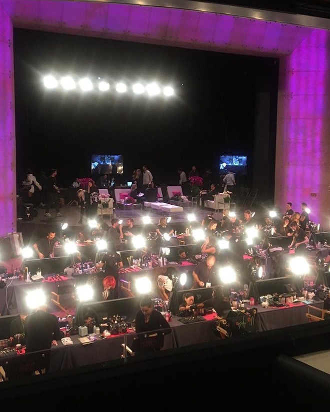 Victorias Secret Fashion Show 2017: 55 người mẫu rục rịch make up, làm tóc chuẩn bị cho show diễn tối nay - Ảnh 40.