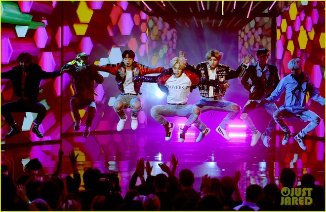 S&acirc;n khấu khiến Kpop fan phổng mũi nhất năm 2017: BTS khuấy động kh&aacute;n giả Mỹ tại AMAs 2017 - Ảnh 3.