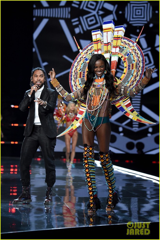 Victorias Secret Fashion Show 2017: S&agrave;n diễn th&igrave; hot nhưng s&acirc;n khấu &acirc;m nhạc lại k&eacute;m nhiệt? - Ảnh 9.