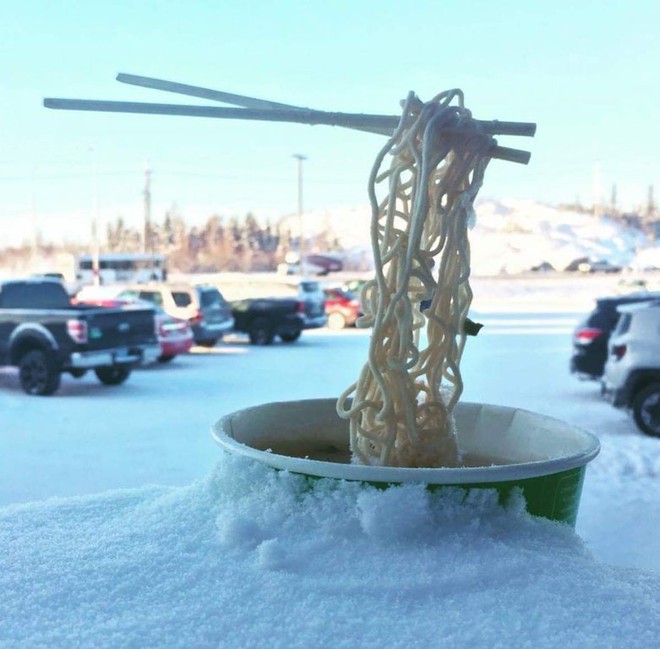 Gió mùa đông bắc của mình đã là gì, ở Canada bát mì tôm còn đóng băng cơ - Ảnh 1.