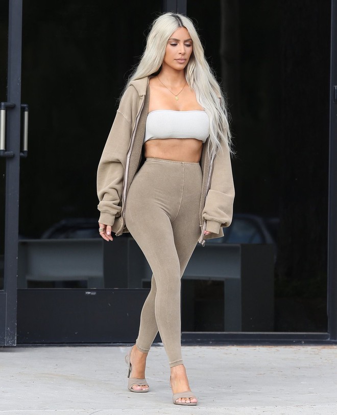 Hóa ra suốt thời gian qua, Kim Kardashian đã liên tục diện thiết kế mới nhất từ BST Yeezy Season 6 mà không ai biết - Ảnh 1.