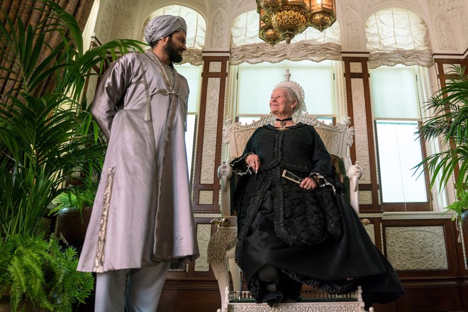 Victoria and Abdul - Tình bạn hoàng gia giữa ổ kền kền - Ảnh 1.