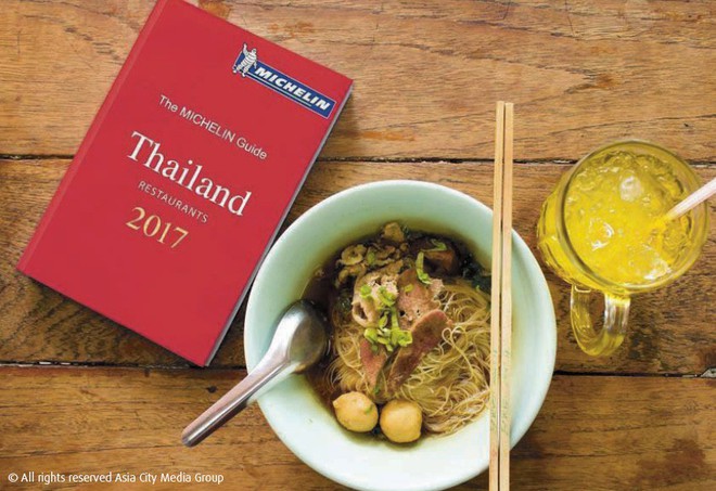 Quán ăn vỉa hè có món trứng rán 500k ở Thái đã vượt mặt cả nhà hàng cao cấp để giành sao Michelin năm nay - Ảnh 1.