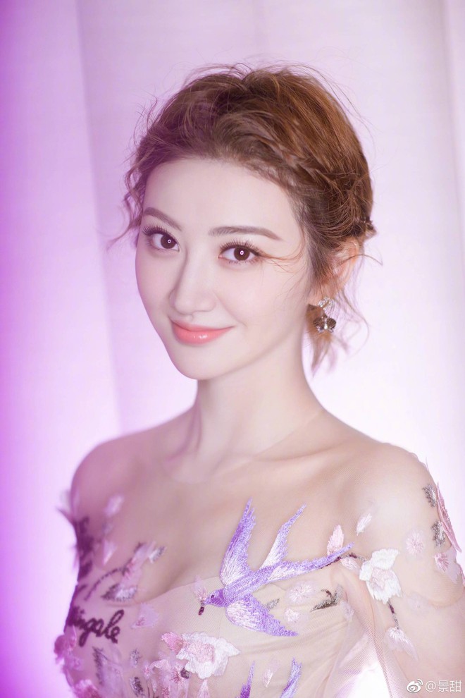 Tưởng chừng sến s&uacute;a, điệu chảy nước nhưng đ&acirc;y lại l&agrave; kiểu t&oacute;c đang được loạt sao Hoa ngữ lăng x&ecirc; nhiệt t&igrave;nh - Ảnh 3.