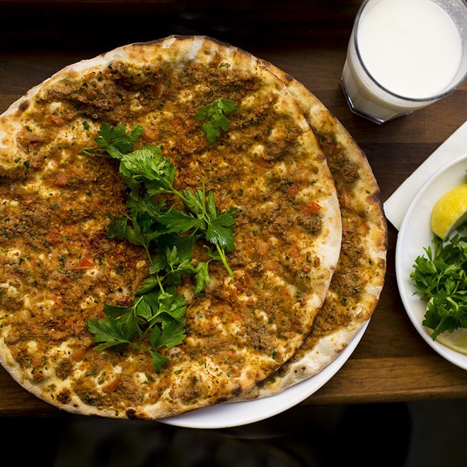 Lahmacun - m&#243;n ăn vặt đến từ Thổ Nhĩ Kỳ khiến bao người chỉ nh&#236;n th&#244;i l&#224; đ&#227; &quot;ứa nước miếng&quot; - Ảnh 1.