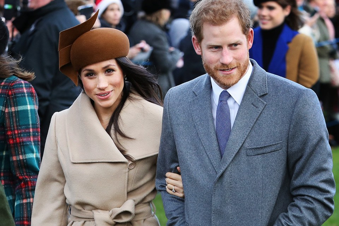 Chụp ảnh đ&iacute;nh h&ocirc;n, c&ocirc;ng nương tương lai Meghan Markle chơi lớn chọn v&aacute;y h&agrave;ng hiệu đắt gấp 241 lần v&aacute;y của Kate Middleton - Ảnh 1.