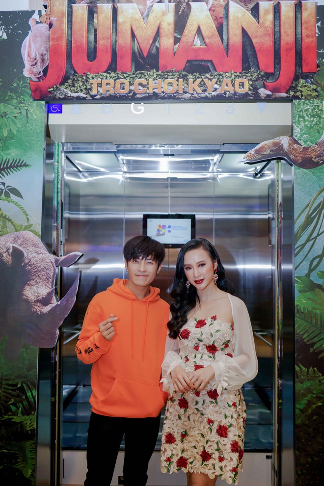 Angela Phương Trinh sợ hãi ôm Mai Tài Phến khi trải nghiệm thang máy thực tế ảo - Ảnh 9.