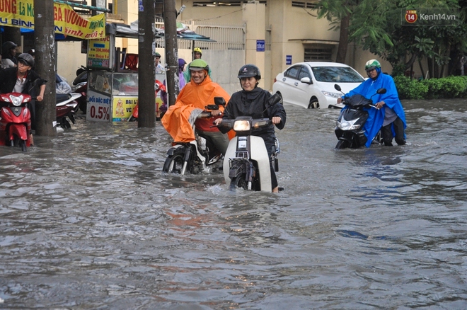 Người S&agrave;i G&ograve;n kh&ocirc;ng d&aacute;m về nh&agrave; v&igrave; đường phố biến th&agrave;nh s&ocirc;ng sau cơn mưa k&eacute;o d&agrave;i hơn 1 tiếng - Ảnh 5.