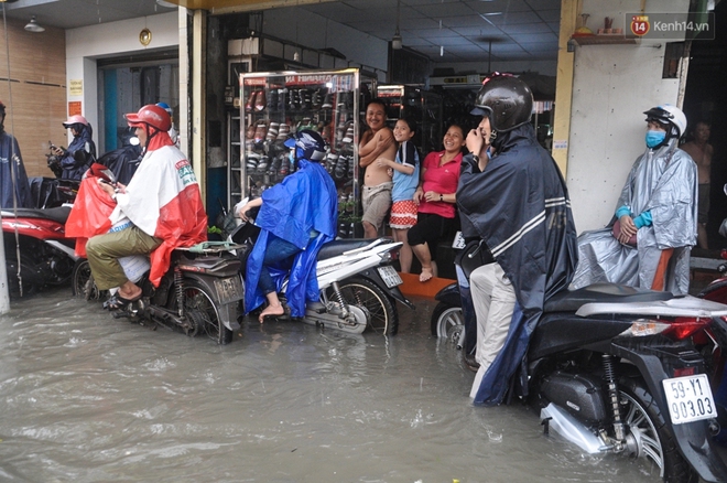 Người Sài Gòn không dám về nhà vì đường phố biến thành sông sau cơn mưa kéo dài hơn 1 tiếng - Ảnh 7.