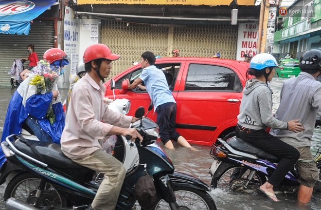 Người Sài Gòn không dám về nhà vì đường phố biến thành sông sau cơn mưa kéo dài hơn 1 tiếng - Ảnh 8.