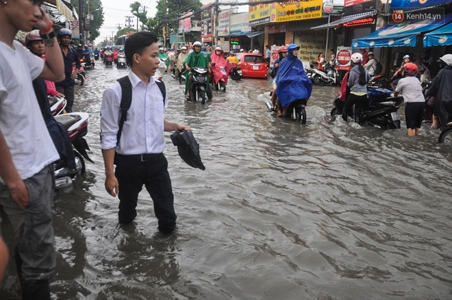 Người S&agrave;i G&ograve;n kh&ocirc;ng d&aacute;m về nh&agrave; v&igrave; đường phố biến th&agrave;nh s&ocirc;ng sau cơn mưa k&eacute;o d&agrave;i hơn 1 tiếng - Ảnh 11.