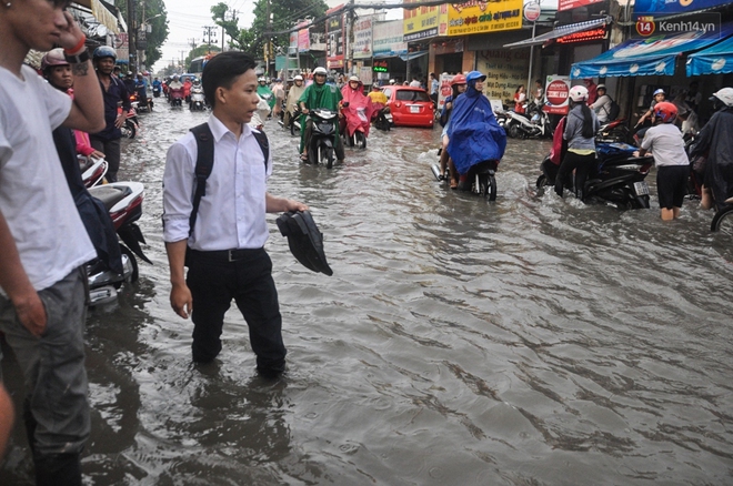 Người Sài Gòn không dám về nhà vì đường phố biến thành sông sau cơn mưa kéo dài hơn 1 tiếng - Ảnh 11.