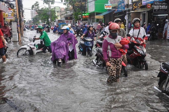 Người Sài Gòn không dám về nhà vì đường phố biến thành sông sau cơn mưa kéo dài hơn 1 tiếng - Ảnh 12.