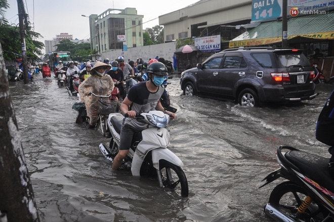 Người Sài Gòn không dám về nhà vì đường phố biến thành sông sau cơn mưa kéo dài hơn 1 tiếng - Ảnh 15.