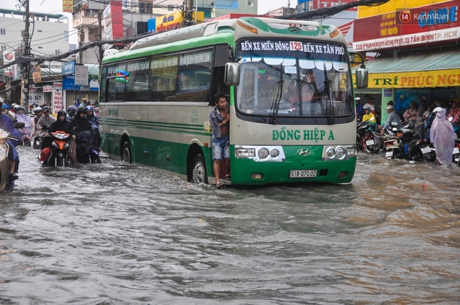 Người Sài Gòn không dám về nhà vì đường phố biến thành sông sau cơn mưa kéo dài hơn 1 tiếng - Ảnh 16.