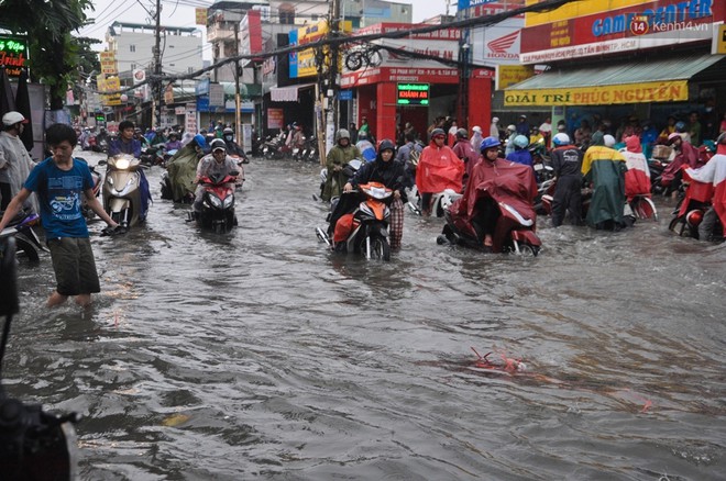 Người S&agrave;i G&ograve;n kh&ocirc;ng d&aacute;m về nh&agrave; v&igrave; đường phố biến th&agrave;nh s&ocirc;ng sau cơn mưa k&eacute;o d&agrave;i hơn 1 tiếng - Ảnh 18.