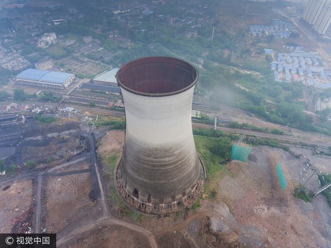 Tin thế giới: Trung Quốc phá dỡ nhà máy nhiệt điện, cả ngọn tháp cao bằng tòa nhà 60 tầng đổ sập trong vài giây ngắn ngủi - Ảnh 4.
