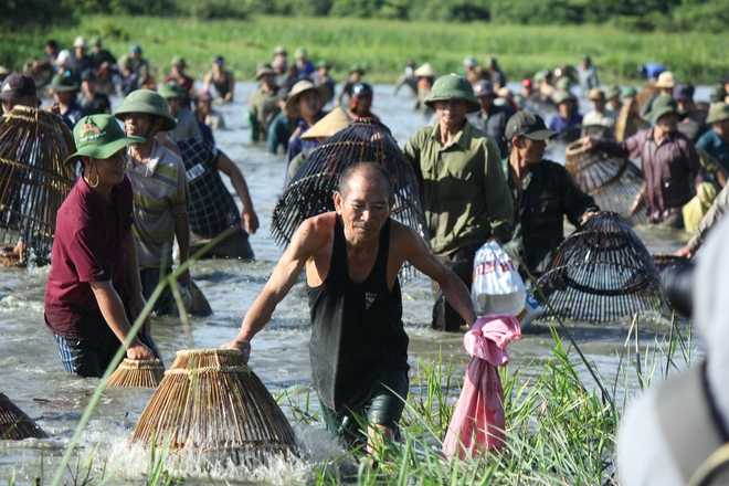 Hà Tĩnh: Hàng trăm người đội nắng xuống đầm bắt cá để cầu may - Ảnh 10.