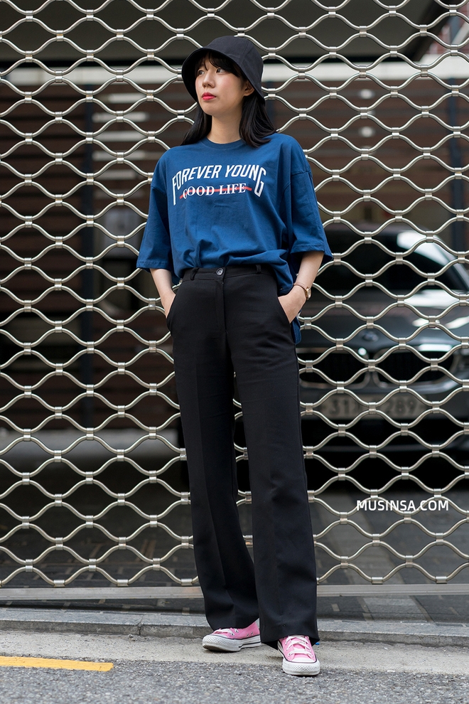 Mặc đẹp đơn giản:  mix áo phông và chân váy thành street style đẹp mê ly của giới trẻ Hàn - Ảnh 10.