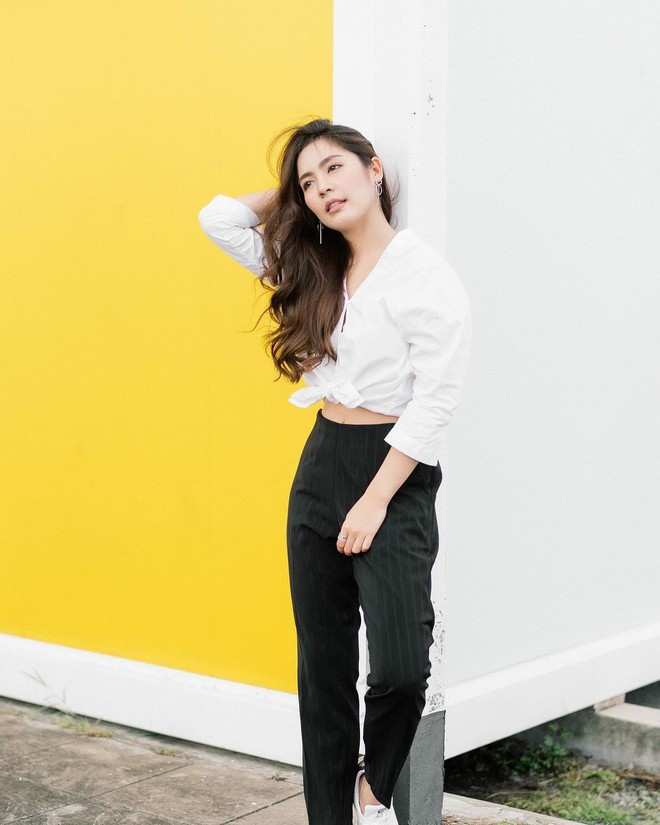 Diện crop top, sơmi b&acirc;y giờ cứ phải vắt ch&eacute;o, buộc vạt mới đ&uacute;ng trend! - Ảnh 9.
