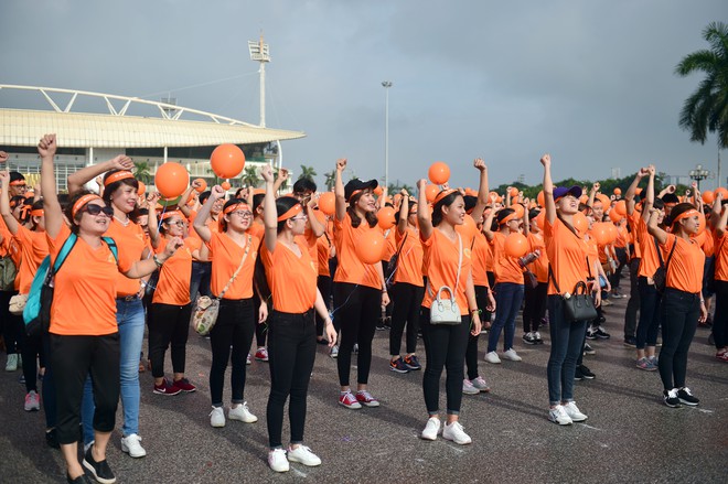 H&agrave;ng ng&agrave;n sinh vi&ecirc;n xuống đường đi bộ v&igrave; nạn nh&acirc;n da cam - Ảnh 10.