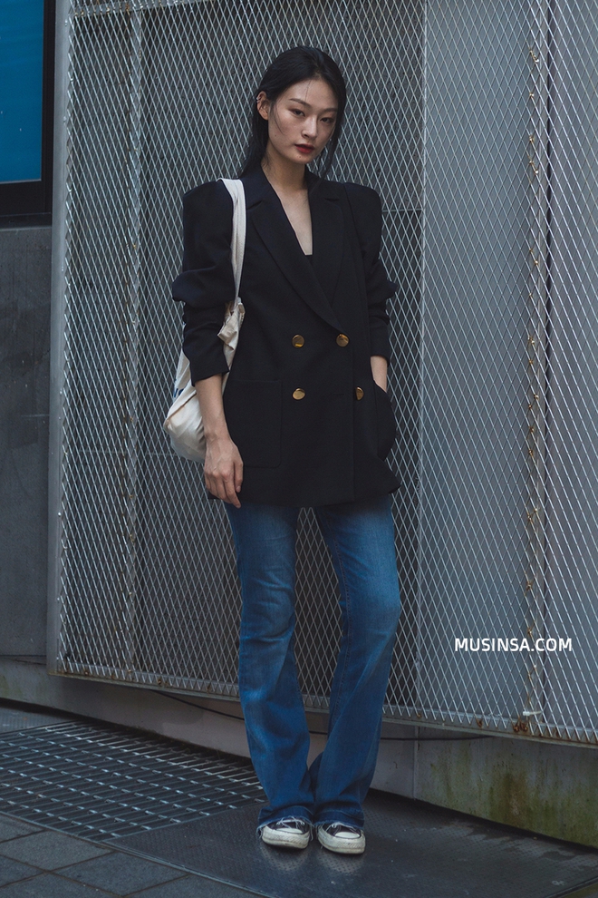 &Aacute;o ph&ocirc;ng, quần jeans, layering - 3 yếu tố đinh trong c&aacute;ch mix đồ chớm thu của giới trẻ H&agrave;n - Ảnh 11.