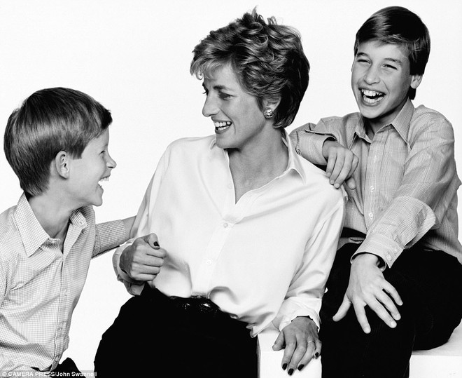 Chùm ảnh: Những khoảnh khắc hạnh phúc và ngọt ngào của Công nương Diana bên các con - Ảnh 14.