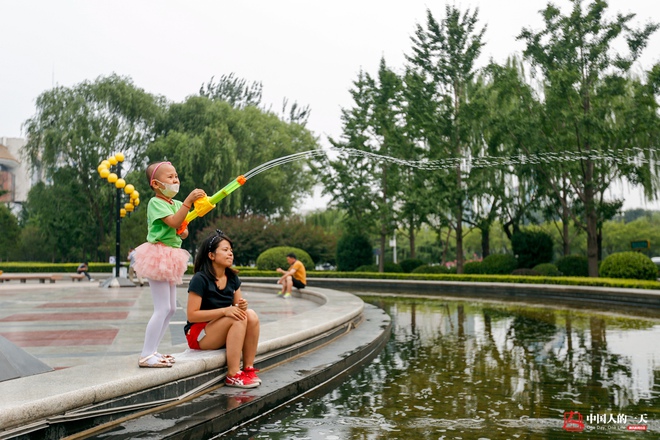 Nhật ký phiêu bạt ở Bắc Kinh của trẻ em mắc bệnh ung thư phải ở trong những căn nhà chật chội, kiếm tìm hy vọng sống - Ảnh 1.