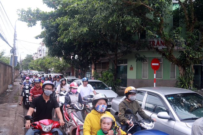 Chùm ảnh: Công trình hầm chui chậm tiến độ, người dân Đà Nẵng mệt mỏi trước cảnh hàng ngàn phương tiện ùn ứ kéo dài - Ảnh 7.