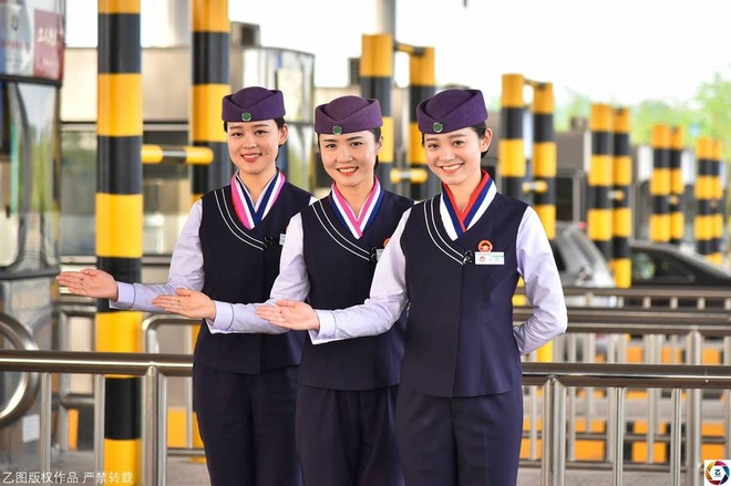Trung Quốc: Nữ nh&acirc;n vi&ecirc;n so&aacute;t v&eacute; cười đến 8.000 lần/ng&agrave;y vẫn tươi như hoa, t&agrave;i xế mong muốn nộp th&ecirc;m ph&iacute; - Ảnh 2.