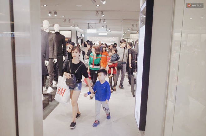 Sau ngày khai trương, store H&M Hà Nội bớt đông đúc nhưng khách vẫn xếp hàng dài chờ vào mua sắm - Ảnh 12.