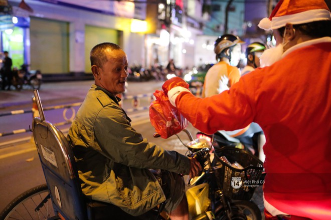 Chùm ảnh: Nhóm thợ xăm ở Sài Gòn hóa thành ông già Noel để tặng quà cho người lang thang đêm Giáng sinh - Ảnh 9.