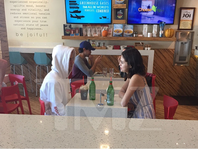 Selena Gomez và Justin Bieber tiếp tục bị bắt gặp đi ăn chỉ có 2 người trong lúc The Weeknd đi vắng - Ảnh 1.