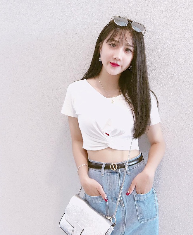 Diện crop top, sơmi b&acirc;y giờ cứ phải vắt ch&eacute;o, buộc vạt mới đ&uacute;ng trend! - Ảnh 10.