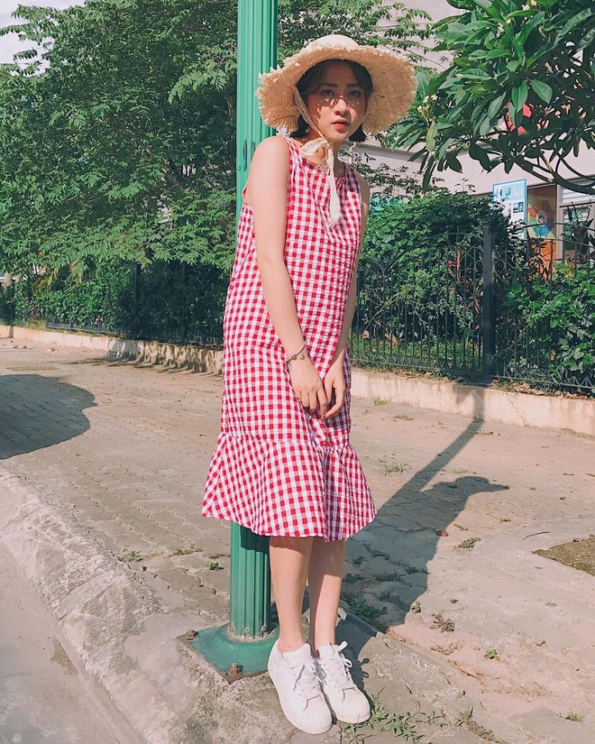 Bộ váy này đang được con gái Việt diện suốt trên Instagram, chứng tỏ gingham là hot trend phá đảo Hè 2017 - Ảnh 11.