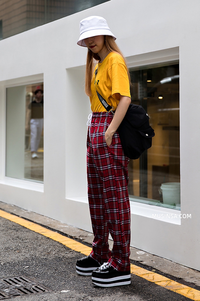 &Aacute;o ph&ocirc;ng, quần jeans, layering - 3 yếu tố đinh trong c&aacute;ch mix đồ chớm thu của giới trẻ H&agrave;n - Ảnh 2.