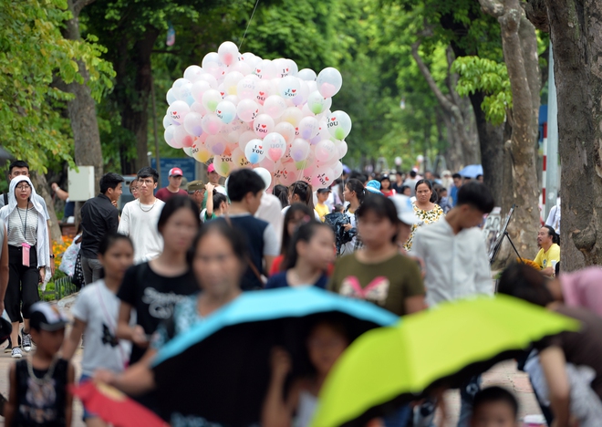 Chùm ảnh: Biển người đổ về khu vui chơi ở Hà Nội trong ngày đầu nghỉ lễ Quốc khánh - Ảnh 11.