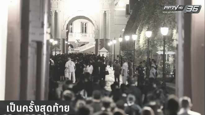 Nghẹn ngào nhìn lại những hình ảnh người dân Thái đến viếng thăm Quốc vương Bhumibol Adulyadej trong gần 1 năm qua - Ảnh 15.