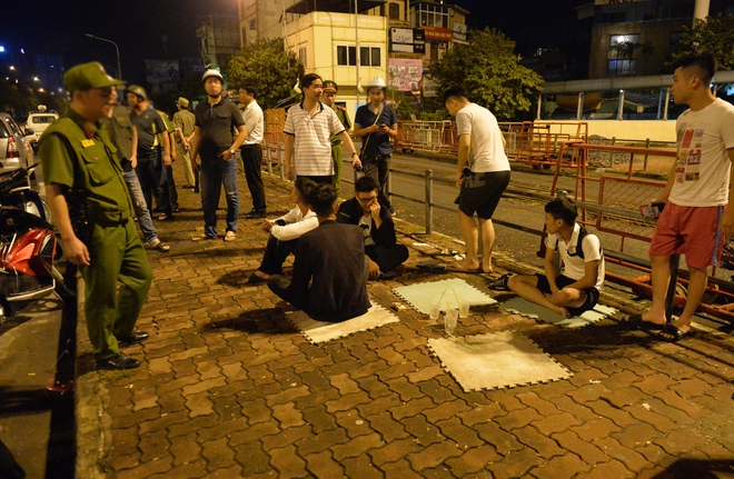 H&agrave; Nội ra qu&acirc;n tổng kiểm tra, kiểm so&aacute;t h&agrave;nh ch&iacute;nh trong đ&ecirc;m: Đang ngồi uống nước, bị mời về phường v&igrave; kh&ocirc;ng mang giấy tờ tuỳ th&acirc;n - Ảnh 11.
