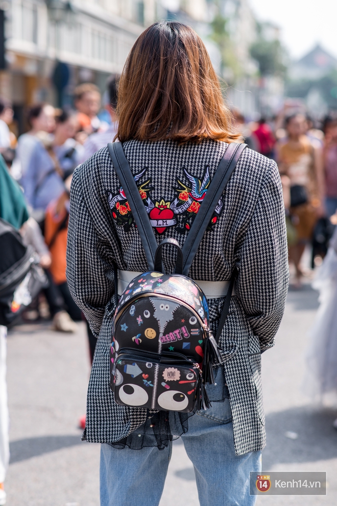 Street style ng&agrave;y đầu VIFW: Giới trẻ H&agrave; Nội ăn vận lồng lộn hơn hẳn năm trước, c&aacute;c nh&oacute;c t&igrave; mặc chất g&acirc;y b&atilde;o phố đi bộ - Ảnh 20.