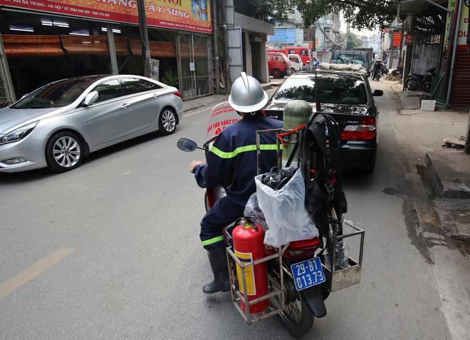 Cảnh sát PCCC biến xe máy thành xe chữa cháy cơ động, ứng phó với cháy nổ trong ngõ hẹp ở Hà Nội - Ảnh 11.