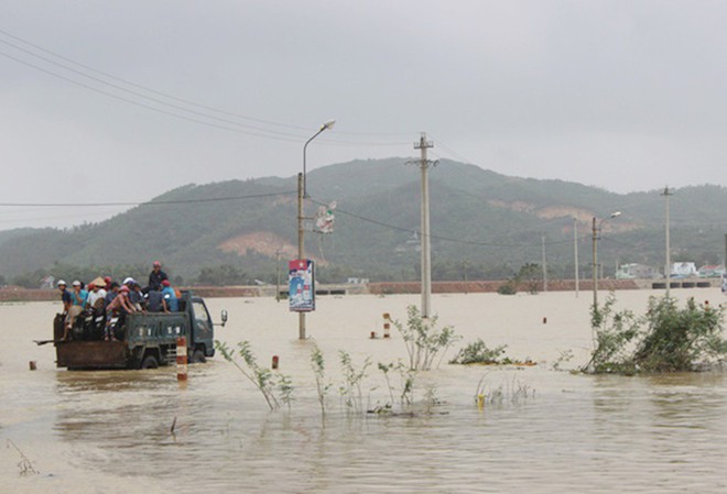 Khẩn cấp: Lũ đặc biệt lớn trên các sông từ Quảng Trị đến Bình Định - Ảnh 3.