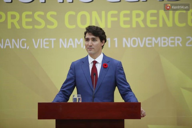 Clip: C&aacute;c t&igrave;nh nguyện vi&ecirc;n APEC h&agrave;o hứng khi được chụp ảnh, bắt tay Thủ tướng Canada Justin Trudeau ở Đ&agrave; Nẵng - Ảnh 4.