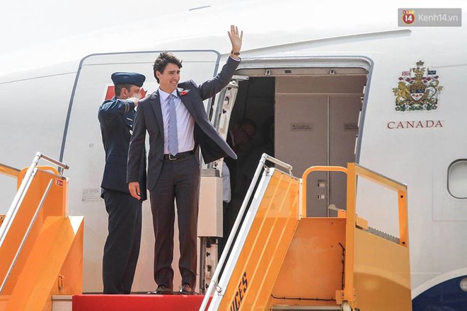 Clip: C&aacute;c t&igrave;nh nguyện vi&ecirc;n APEC h&agrave;o hứng khi được chụp ảnh, bắt tay Thủ tướng Canada Justin Trudeau ở Đ&agrave; Nẵng - Ảnh 3.