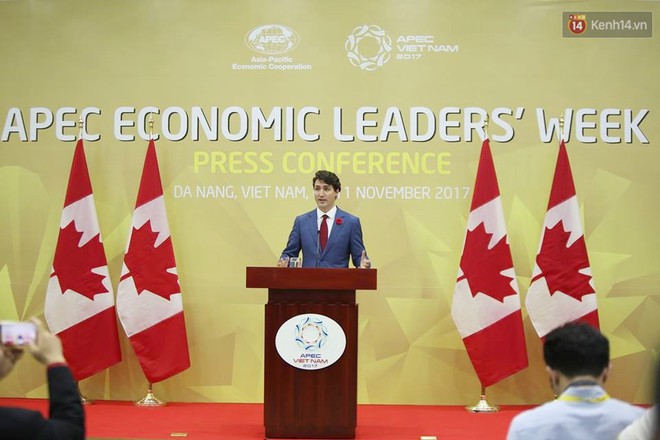 Clip: C&aacute;c t&igrave;nh nguyện vi&ecirc;n APEC h&agrave;o hứng khi được chụp ảnh, bắt tay Thủ tướng Canada Justin Trudeau ở Đ&agrave; Nẵng - Ảnh 5.