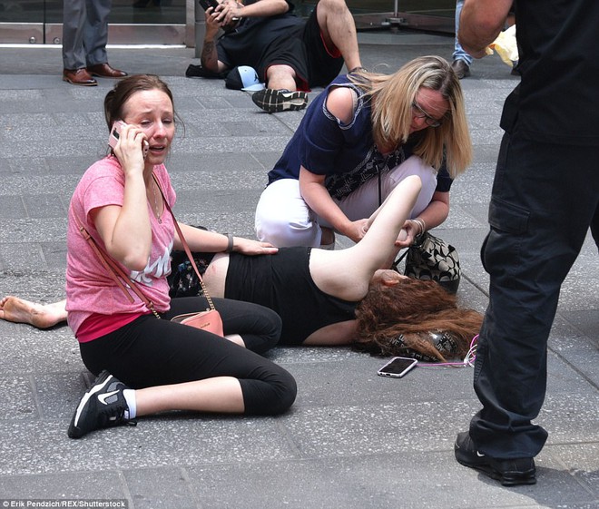 Nạn nhân nằm la liệt sau vụ xe điên lao vào đám đông ở Quảng trường Thời Đại - Ảnh 7.