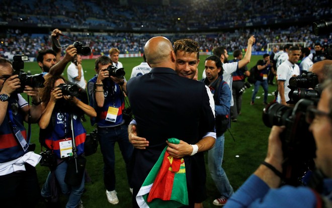 Ronaldo và đồng đội nhấc bổng HLV Zidane mừng chức vô địch La Liga - Ảnh 12.
